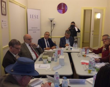 تقرير حول ابن رشد ومدرسته الفكرية