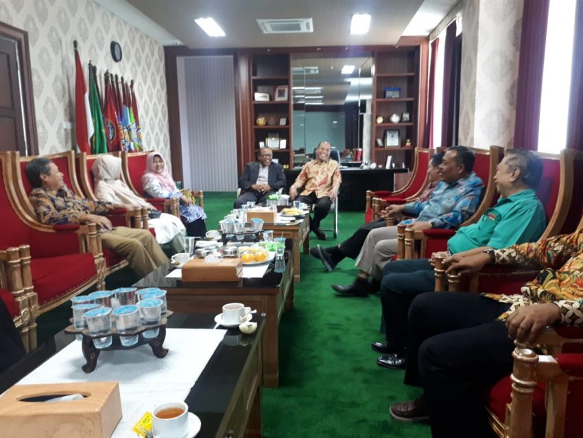 IIIT Indonesia - Dr. Chirzin meets with Rectors & Deans